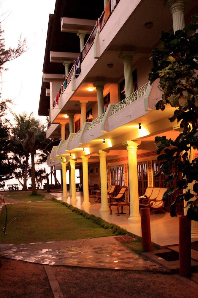 Time N Tide Beach Resort Hikkaduwa Kültér fotó