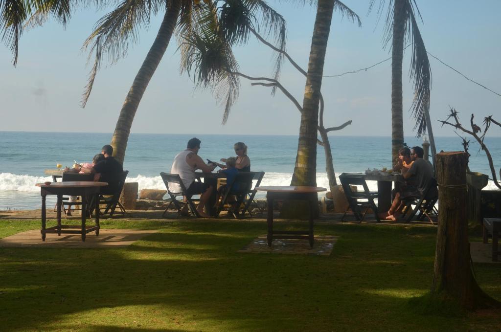 Time N Tide Beach Resort Hikkaduwa Kültér fotó
